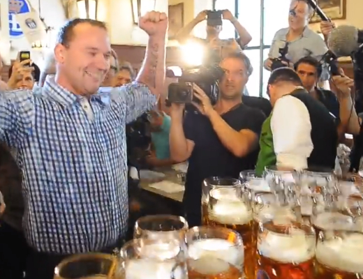 Man breekt wereldrecord bier dragen Man breekt wereldrecord bier dragen